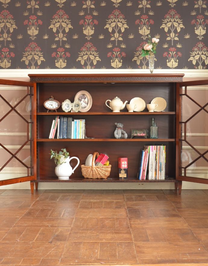 アンティークのキャビネット　アンティーク家具　高級な雰囲気漂う英国スタイルのアンティーク家具、和室にもよく似合うガラス扉のブックケース。両開きで出し入れもしやすいですよ。(m-519-f)