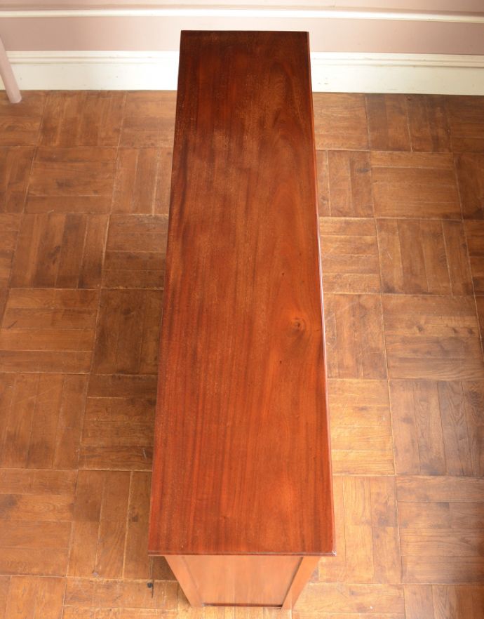 アンティークのキャビネット　アンティーク家具　高級な雰囲気漂う英国スタイルのアンティーク家具、和室にもよく似合うガラス扉のブックケース。天板もキレイな状態で仕上げてあります。(m-519-f)