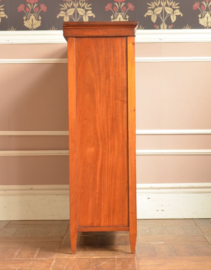 アンティークのキャビネット　アンティーク家具　高級な雰囲気漂う英国スタイルのアンティーク家具、和室にもよく似合うガラス扉のブックケース。横から見てもピカピカです。(m-519-f)