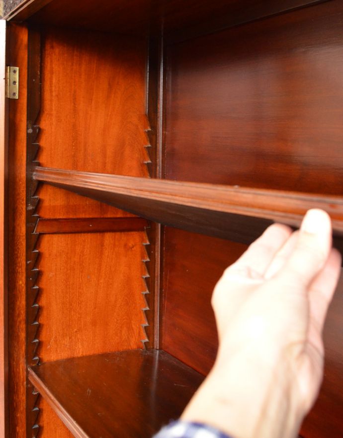 アンティークのキャビネット　アンティーク家具　高級な雰囲気漂う英国スタイルのアンティーク家具、和室にもよく似合うガラス扉のブックケース。棚板は取り外すことも可能です。(m-519-f)