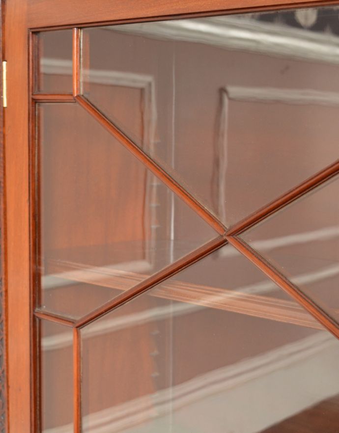 アンティークのキャビネット　アンティーク家具　高級な雰囲気漂う英国スタイルのアンティーク家具、和室にもよく似合うガラス扉のブックケース。木の装飾が上品なアクセントになっています。(m-519-f)