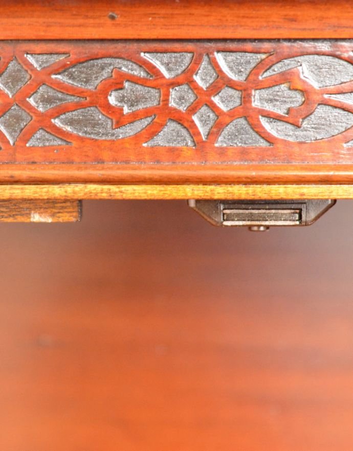 アンティークのキャビネット　アンティーク家具　高級な雰囲気漂う英国スタイルのアンティーク家具、和室にもよく似合うガラス扉のブックケース。マグネットが付いているので開け閉めはスムーズです。(m-519-f)