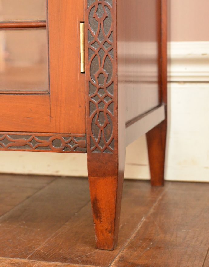 アンティークのキャビネット　アンティーク家具　高級な雰囲気漂う英国スタイルのアンティーク家具、和室にもよく似合うガラス扉のブックケース。しっかりとした安定感があります。(m-519-f)