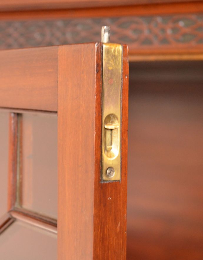 アンティークのキャビネット　アンティーク家具　高級な雰囲気漂う英国スタイルのアンティーク家具、和室にもよく似合うガラス扉のブックケース。扉を留めるためのストッパーも当時のものです。(m-519-f)