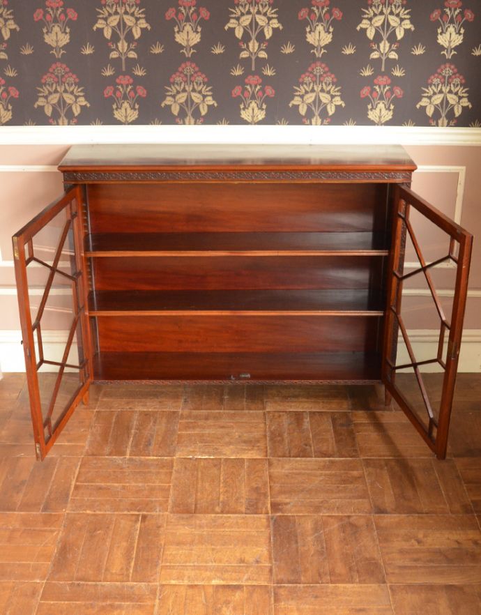 アンティークのキャビネット　アンティーク家具　高級な雰囲気漂う英国スタイルのアンティーク家具、和室にもよく似合うガラス扉のブックケース。内側も茶色なので落ち着きがあってかっこいいです。(m-519-f)