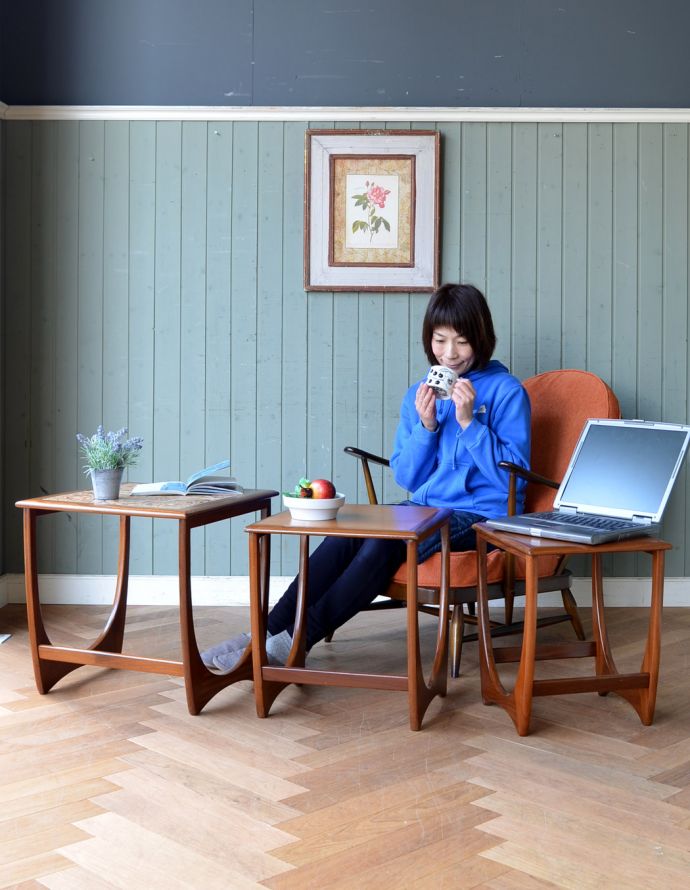 ロイドテーブル アンティーク家具 人気の北欧スタイルに似合うビンテージ家具、タイルトップネストテーブル(3台セット)。大きさも高さも違う3つのテーブルは用途や場所によって使い分けられるからとっても便利!(モデルの身長は163cmです)。(m-520-f)