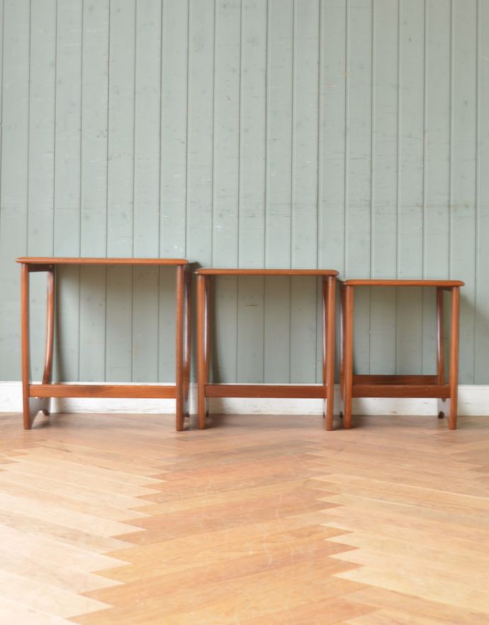 ロイドテーブル アンティーク家具 人気の北欧スタイルに似合うビンテージ家具、タイルトップネストテーブル(3台セット)。大・中・小サイズのテーブルをセットでお届けします。(m-520-f)