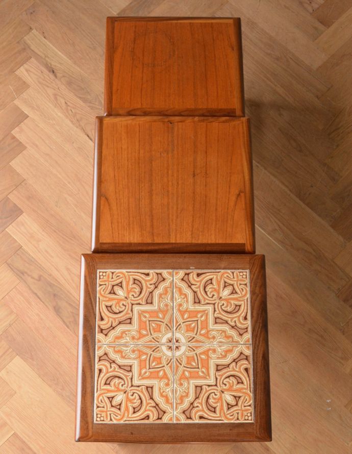 ロイドテーブル アンティーク家具 人気の北欧スタイルに似合うビンテージ家具、タイルトップネストテーブル(3台セット)。天板もピカピカです。(m-520-f)