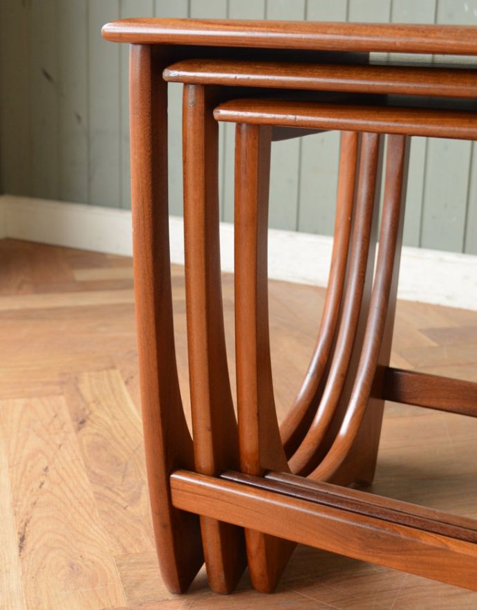 ロイドテーブル アンティーク家具 人気の北欧スタイルに似合うビンテージ家具、タイルトップネストテーブル(3台セット)。このように美しく収納できます。(m-520-f)