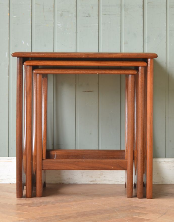 ロイドテーブル アンティーク家具 人気の北欧スタイルに似合うビンテージ家具、タイルトップネストテーブル(3台セット)。繊細な形が美しい脚。(m-520-f)