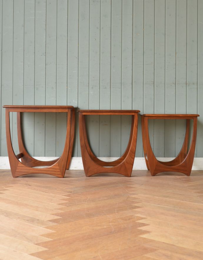 ロイドテーブル アンティーク家具 人気の北欧スタイルに似合うビンテージ家具、タイルトップネストテーブル(3台セット)。メンテナンスしていますので、届いたその日からお使いいただけます。(m-520-f)