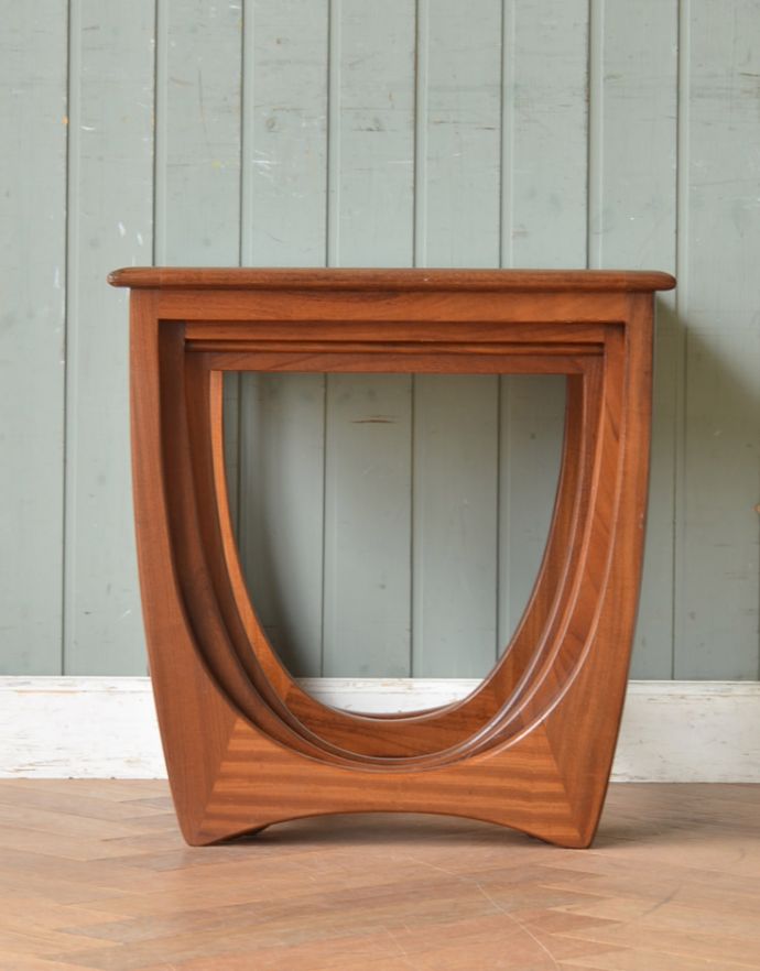 ロイドテーブル アンティーク家具 人気の北欧スタイルに似合うビンテージ家具、タイルトップネストテーブル(3台セット)。小さなテーブルはこんな風に収まります。(m-520-f)