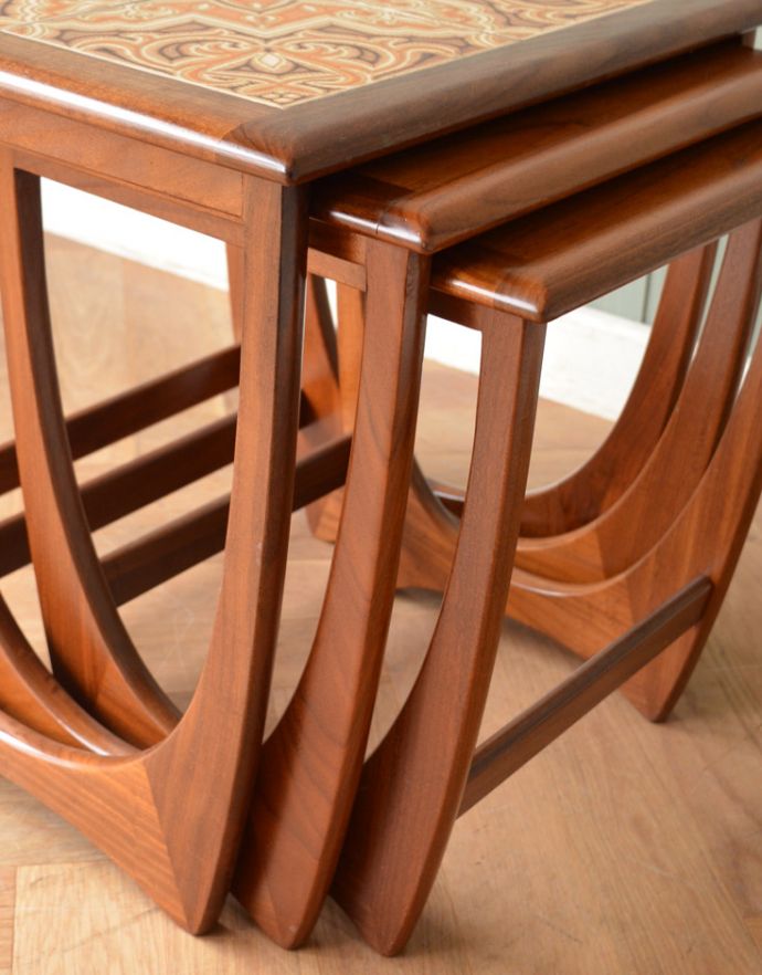 ロイドテーブル アンティーク家具 人気の北欧スタイルに似合うビンテージ家具、タイルトップネストテーブル(3台セット)。スッキリとしたかっこいいデザイン。(m-520-f)