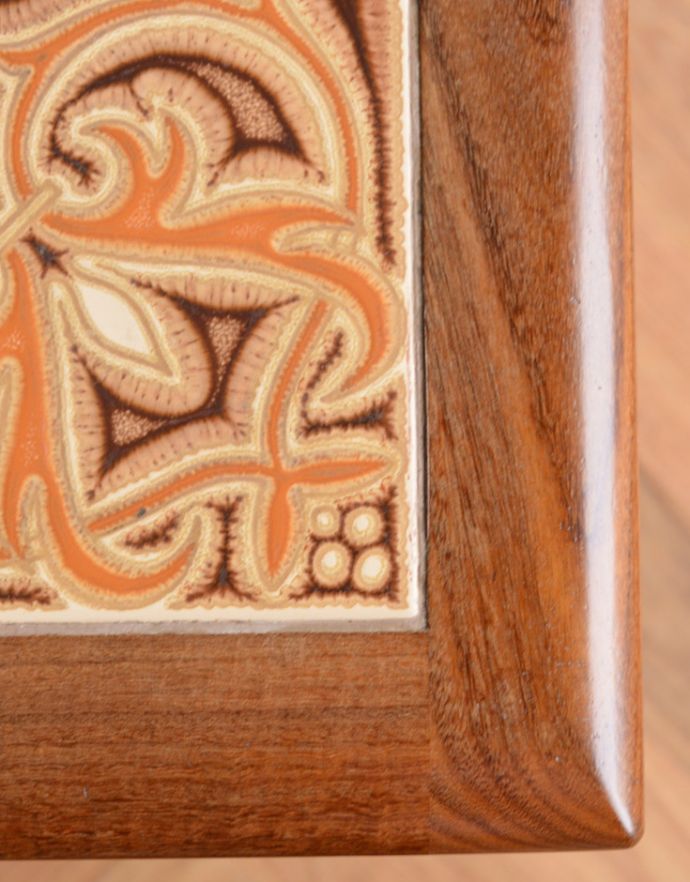 ロイドテーブル アンティーク家具 人気の北欧スタイルに似合うビンテージ家具、タイルトップネストテーブル(3台セット)。華やかな印象のアンティークタイル。(m-520-f)