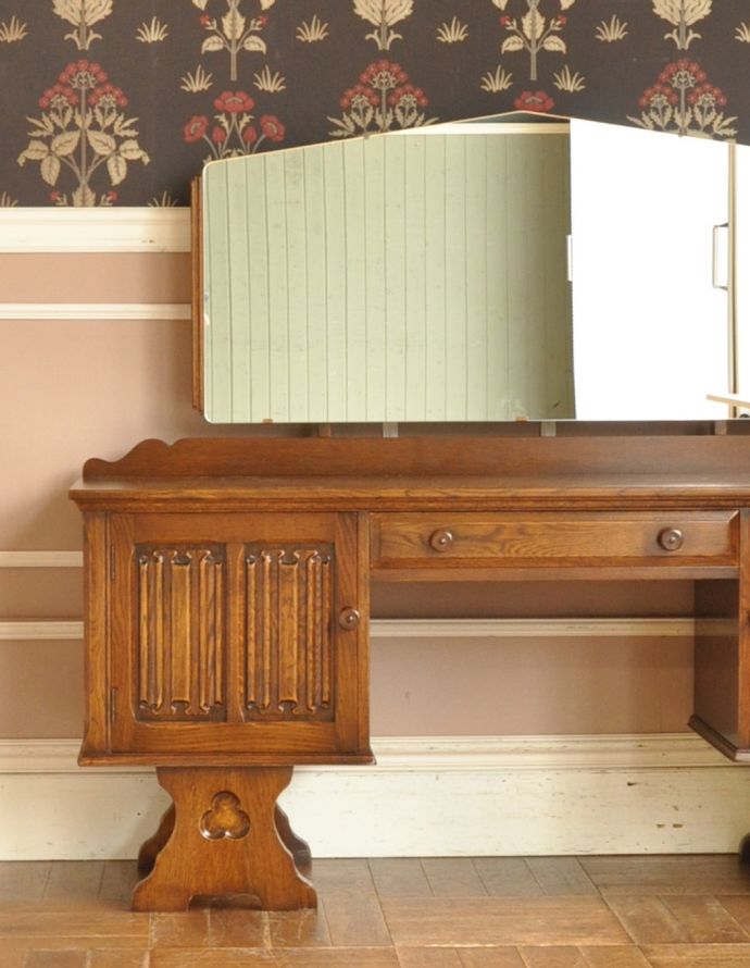 アンティークのドレッサー　アンティーク家具　大きなミラーで身支度OK！英国らしいアンティーク家具のドレッシングキャビネット。重厚感があって、どこか和の美しさを感じます。(m-523-f)