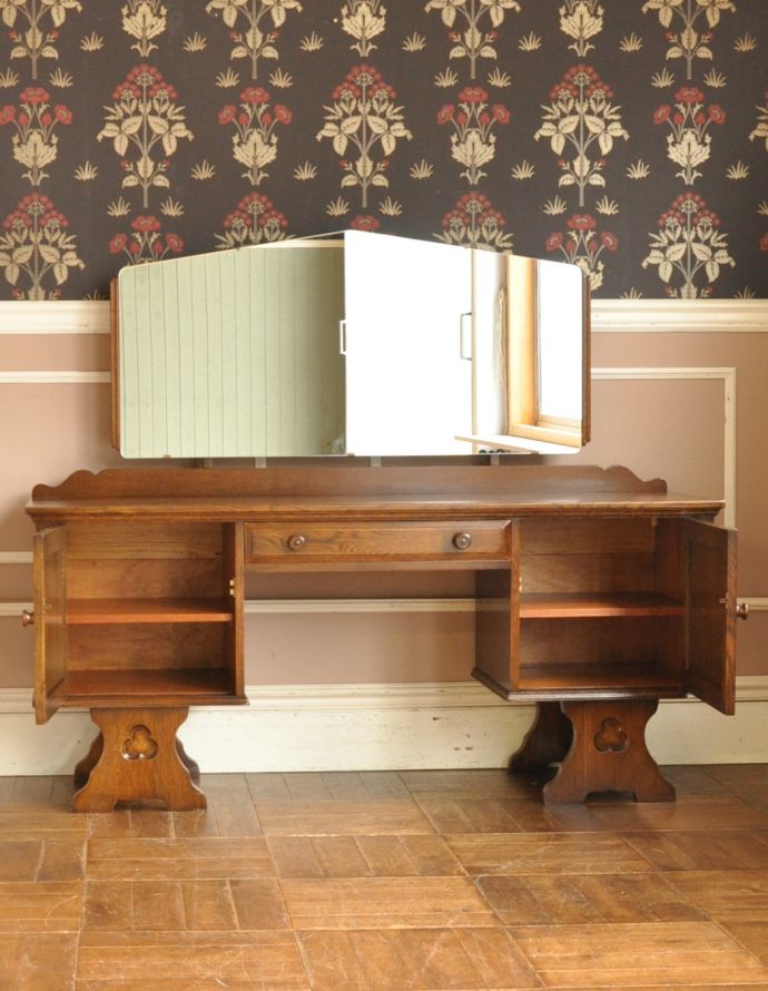 アンティークのドレッサー　アンティーク家具　大きなミラーで身支度OK！英国らしいアンティーク家具のドレッシングキャビネット。扉を開くと、たっぷりの収納スペース。(m-523-f)