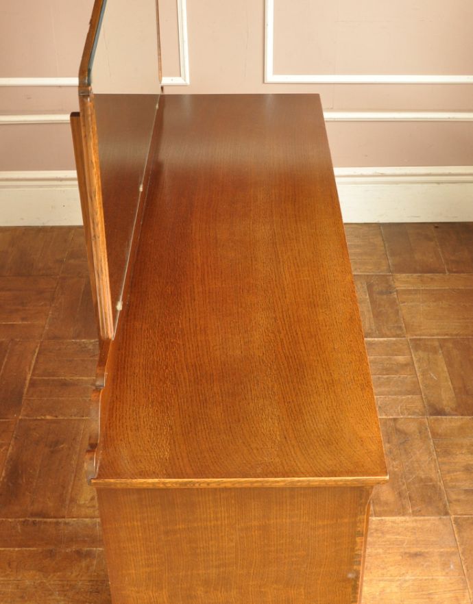 アンティークのドレッサー　アンティーク家具　大きなミラーで身支度OK！英国らしいアンティーク家具のドレッシングキャビネット。天板もキレイに塗装を仕上げました。(m-523-f)