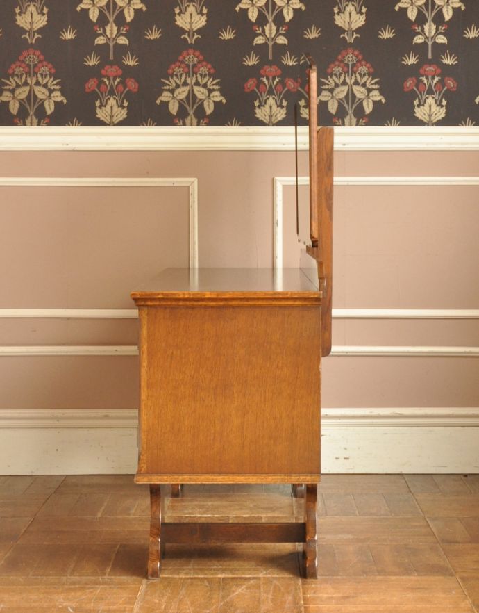 アンティークのドレッサー　アンティーク家具　大きなミラーで身支度OK！英国らしいアンティーク家具のドレッシングキャビネット。木製で丈夫です。(m-523-f)