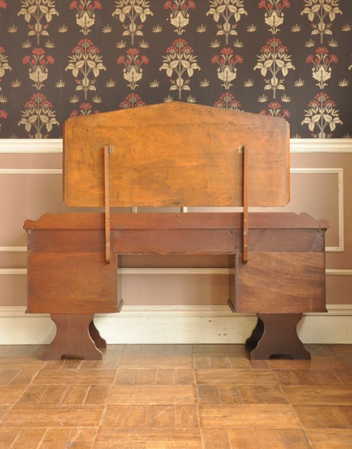 アンティークのドレッサー　アンティーク家具　大きなミラーで身支度OK！英国らしいアンティーク家具のドレッシングキャビネット。きちんとメンテナンスしてあるので、裏側もキレイです。(m-523-f)