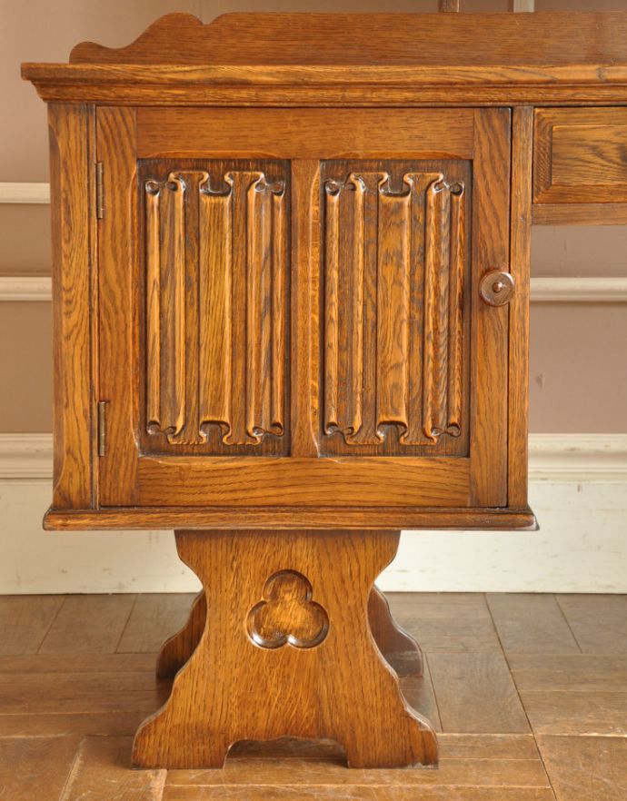 アンティークのドレッサー　アンティーク家具　大きなミラーで身支度OK！英国らしいアンティーク家具のドレッシングキャビネット。パッと映える装飾にもウキウキしてしまいます。(m-523-f)