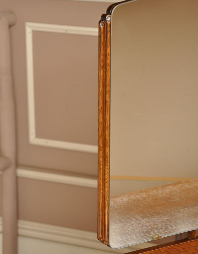 アンティークのドレッサー　アンティーク家具　大きなミラーで身支度OK！英国らしいアンティーク家具のドレッシングキャビネット。ミラーの縁どりにも装飾が施してあります。(m-523-f)