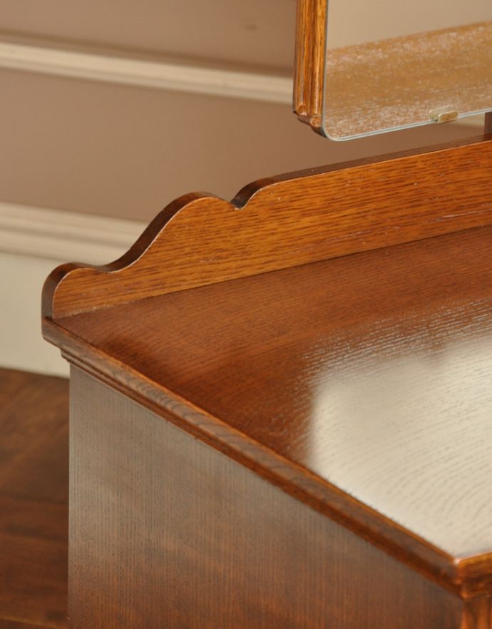 アンティークのドレッサー　アンティーク家具　大きなミラーで身支度OK！英国らしいアンティーク家具のドレッシングキャビネット。風格と品があるので、リビングはもちろん、和室や書斎、客間にも最適。(m-523-f)