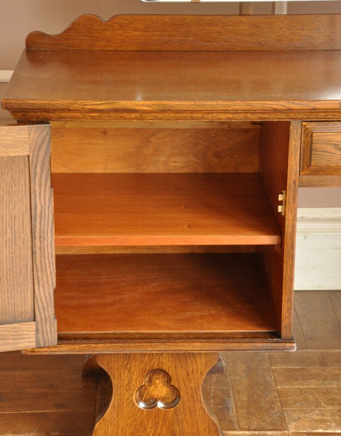 アンティークのドレッサー　アンティーク家具　大きなミラーで身支度OK！英国らしいアンティーク家具のドレッシングキャビネット。各２段に分けて整理できます。(m-523-f)