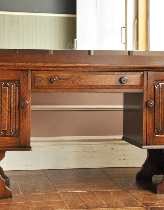 アンティークのドレッサー　アンティーク家具　大きなミラーで身支度OK！英国らしいアンティーク家具のドレッシングキャビネット。お気に入りのチェアと合わせて、自分だけのスペースを作ってみてください。(m-523-f)