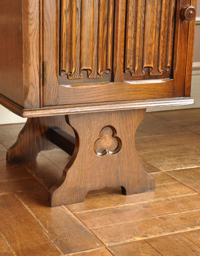 アンティークのドレッサー　アンティーク家具　大きなミラーで身支度OK！英国らしいアンティーク家具のドレッシングキャビネット。どっしりとした貫禄のある脚。(m-523-f)