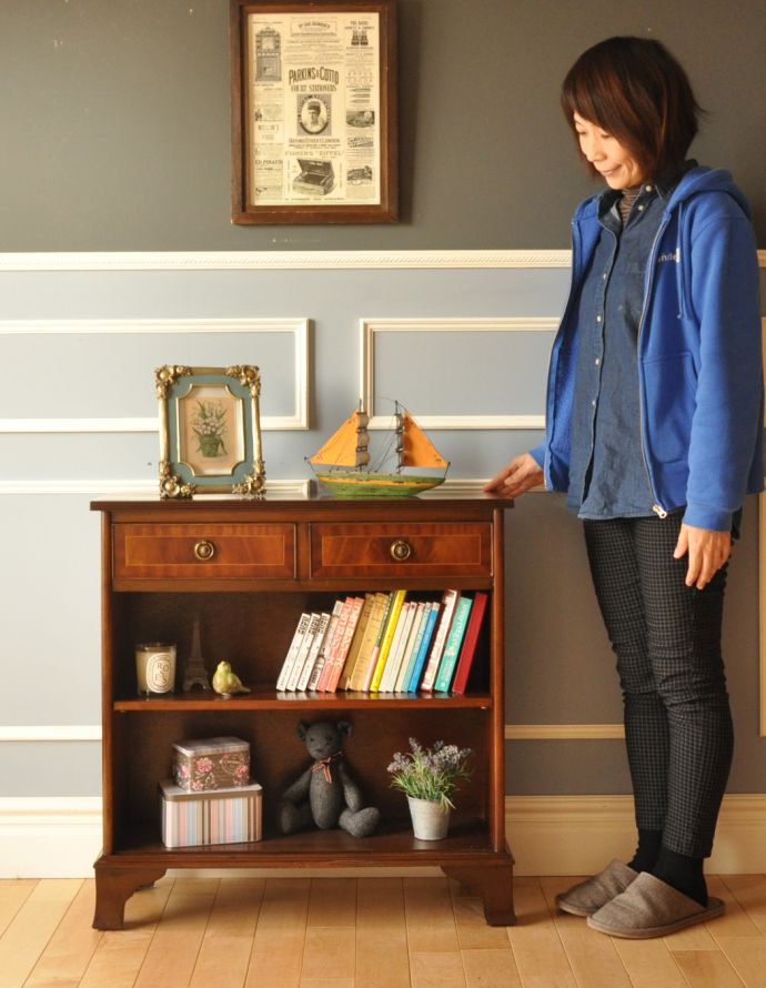 アンティークのキャビネット　アンティーク家具　英国のアンティーク家具、引き出し付きのブックシェルフ（本棚）。本棚としてはもちろん、グラスや食器を並べて飾り棚としても素敵ですよ。(m-525-f)