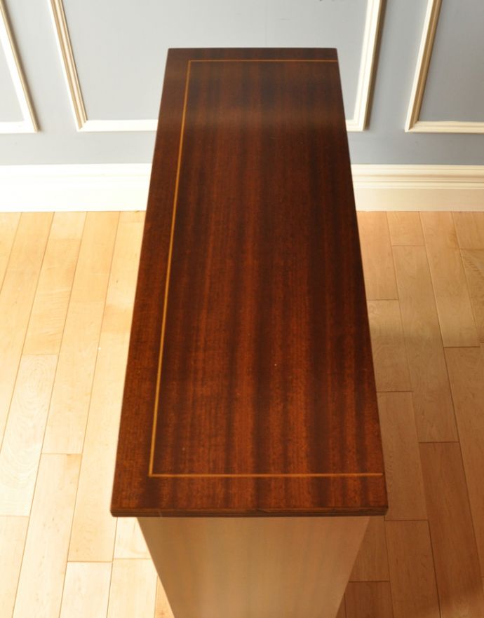 アンティークのキャビネット　アンティーク家具　英国のアンティーク家具、引き出し付きのブックシェルフ（本棚）。天板もキレイな状態で仕上げてあります。(m-525-f)