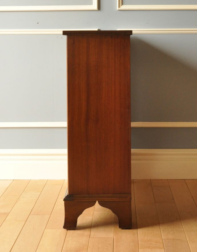 アンティークのキャビネット　アンティーク家具　英国のアンティーク家具、引き出し付きのブックシェルフ（本棚）。横から見てもピカピカです。(m-525-f)