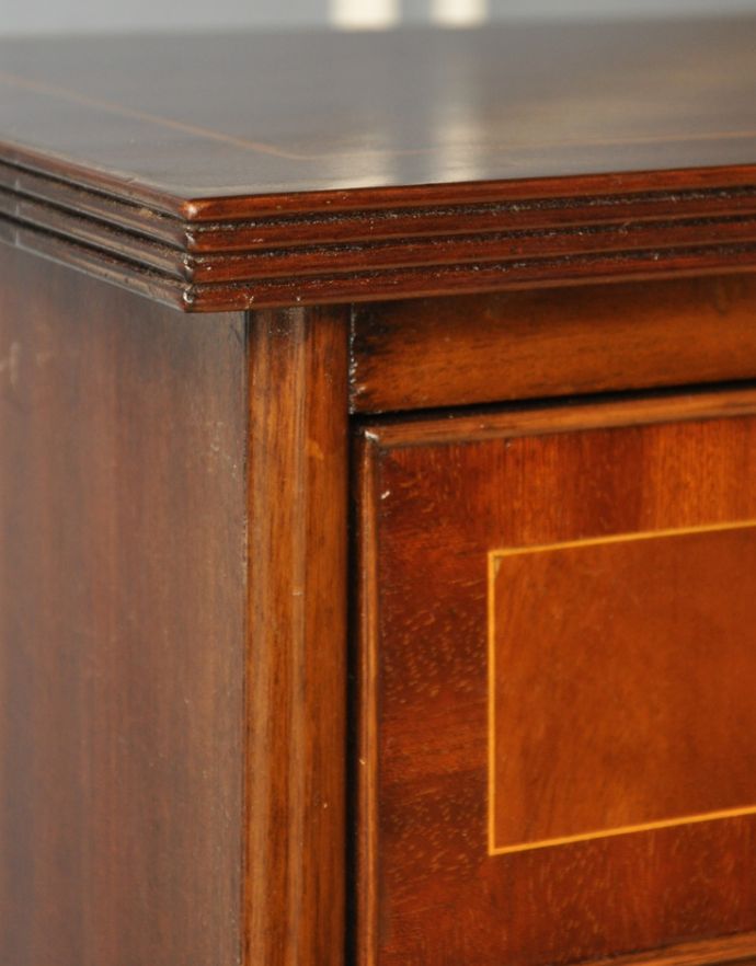 アンティークのキャビネット　アンティーク家具　英国のアンティーク家具、引き出し付きのブックシェルフ（本棚）。風格と品があるので、リビングはもちろん、和室や書斎、客間にも最適。(m-525-f)