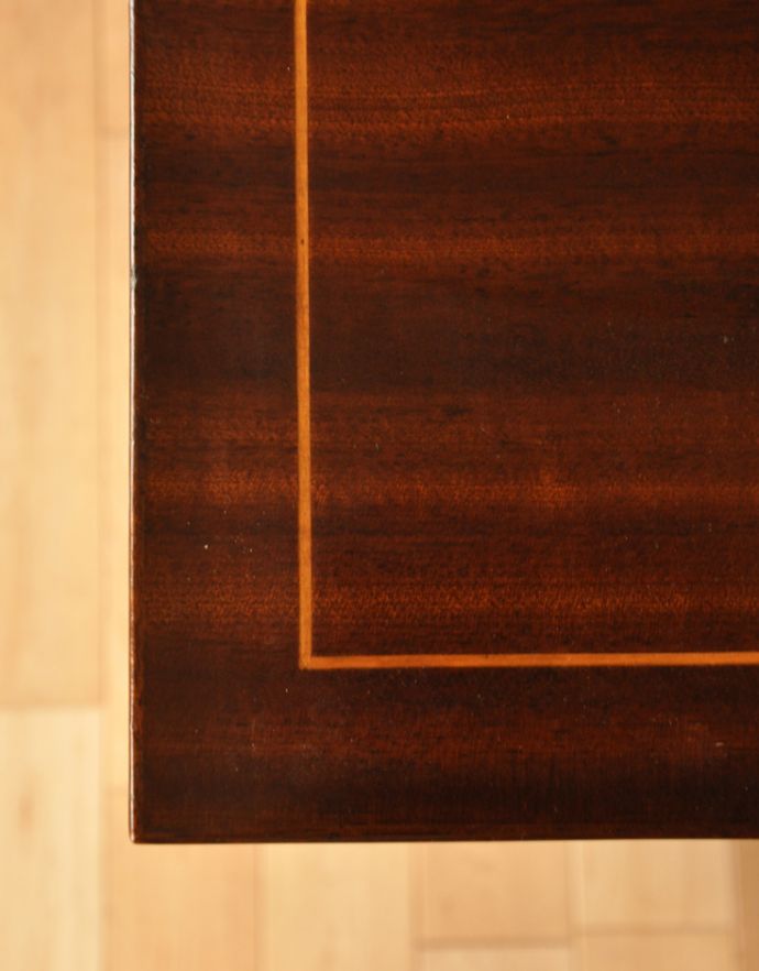 アンティークのキャビネット　アンティーク家具　英国のアンティーク家具、引き出し付きのブックシェルフ（本棚）。天板には象嵌がデザインされているので、高級感溢れます。(m-525-f)