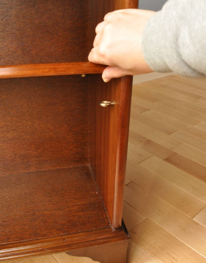 アンティークのキャビネット　アンティーク家具　英国のアンティーク家具、引き出し付きのブックシェルフ（本棚）。棚板は可動です。(m-525-f)