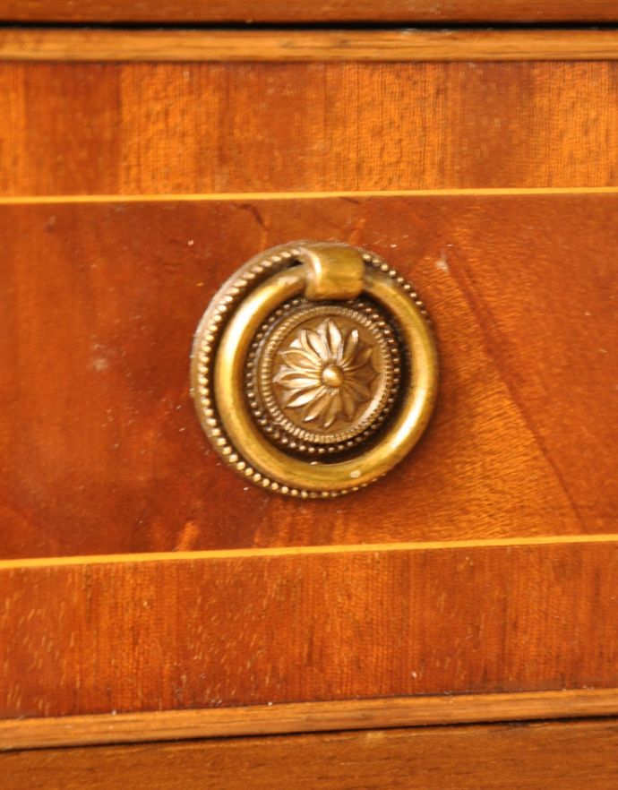 アンティークのキャビネット　アンティーク家具　英国のアンティーク家具、引き出し付きのブックシェルフ（本棚）。引き出しの取っ手です。(m-525-f)