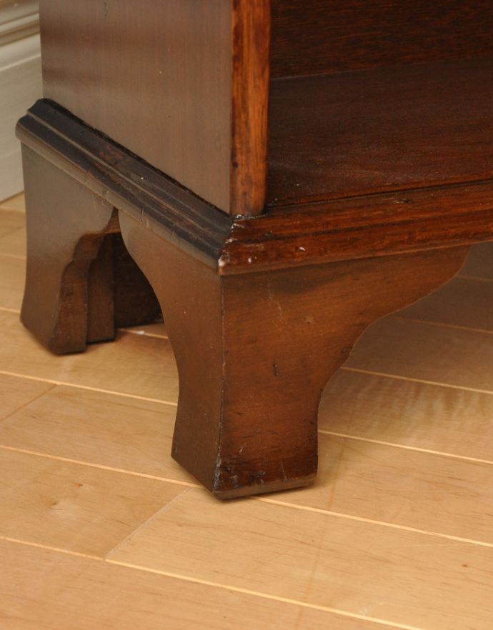 アンティークのキャビネット　アンティーク家具　英国のアンティーク家具、引き出し付きのブックシェルフ（本棚）。安定感のある脚がしっかり支えます。(m-525-f)