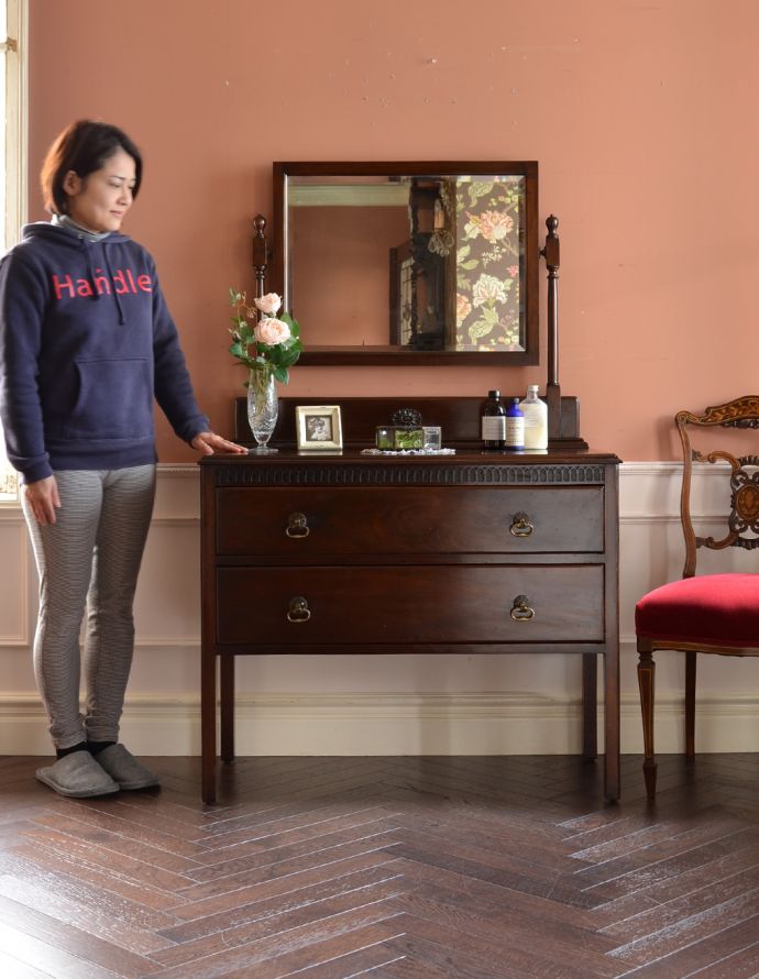 サイドバイサイド　アンティーク家具　英国インテリアのアンティーク家具、上品な美しさのアンティークドレッシングチェスト。お部屋にパッと覗ける鏡があると便利です。(m-528-f)