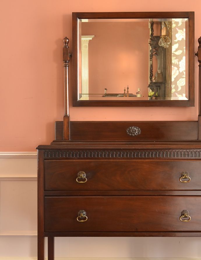 サイドバイサイド　アンティーク家具　英国インテリアのアンティーク家具、上品な美しさのアンティークドレッシングチェスト。大きな引き出しがあるので、しっかり収納！日用品をしまっても、外見が素敵なので絵になるから嬉しい。(m-528-f)