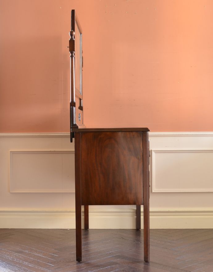 サイドバイサイド　アンティーク家具　英国インテリアのアンティーク家具、上品な美しさのアンティークドレッシングチェスト。サイドから見るシルエットも素敵です。(m-528-f)