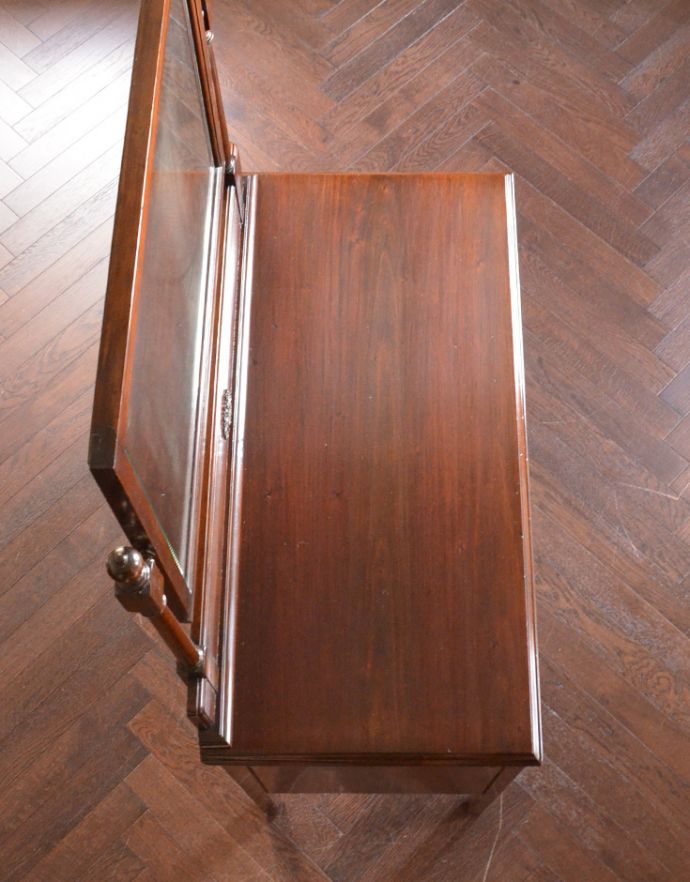 サイドバイサイド　アンティーク家具　英国インテリアのアンティーク家具、上品な美しさのアンティークドレッシングチェスト。天板はピカピカです。(m-528-f)