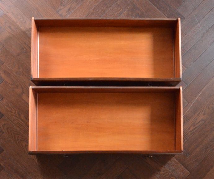 サイドバイサイド　アンティーク家具　英国インテリアのアンティーク家具、上品な美しさのアンティークドレッシングチェスト。引き出しは２杯。(m-528-f)