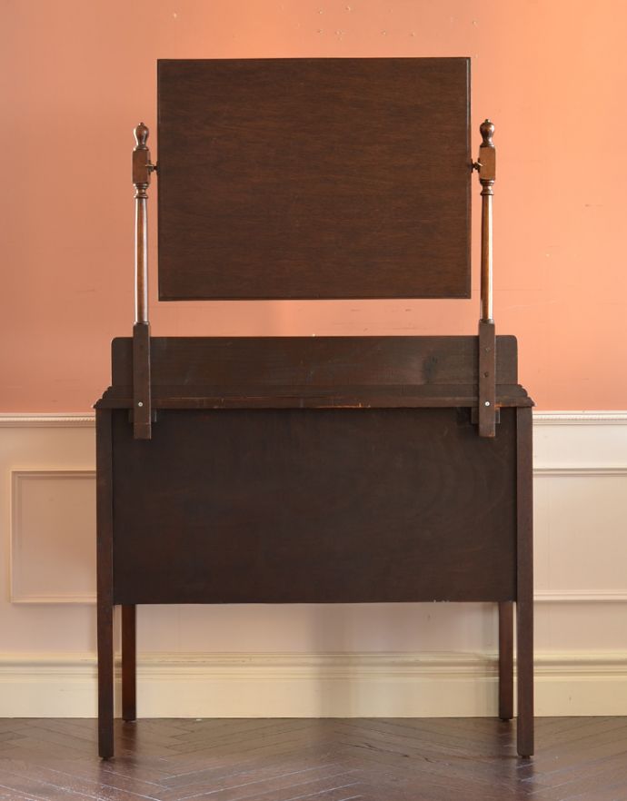 サイドバイサイド　アンティーク家具　英国インテリアのアンティーク家具、上品な美しさのアンティークドレッシングチェスト。きちんとメンテナンスしてあるので、裏側もキレイです。(m-528-f)