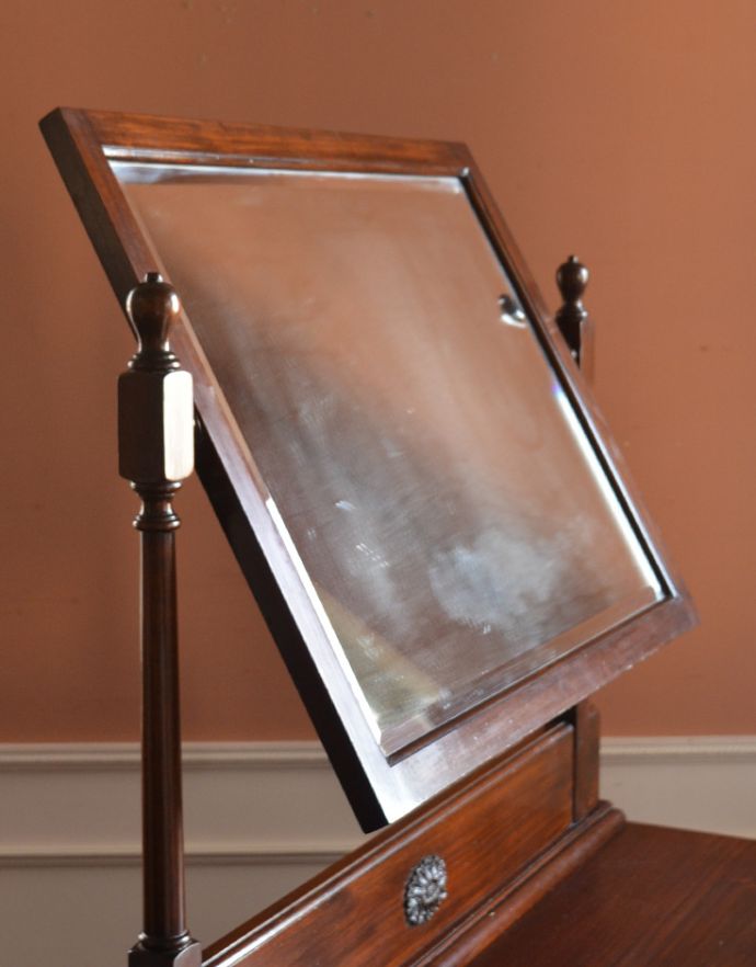 サイドバイサイド　アンティーク家具　英国インテリアのアンティーク家具、上品な美しさのアンティークドレッシングチェスト。ミラーは角度が調整できるような造りになっています。(m-528-f)