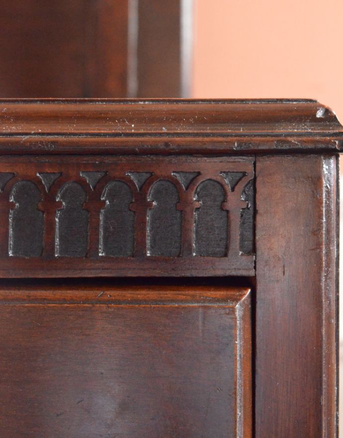 サイドバイサイド　アンティーク家具　英国インテリアのアンティーク家具、上品な美しさのアンティークドレッシングチェスト。風格と品があるので、リビングはもちろん、和室や書斎、客間にも最適。(m-528-f)