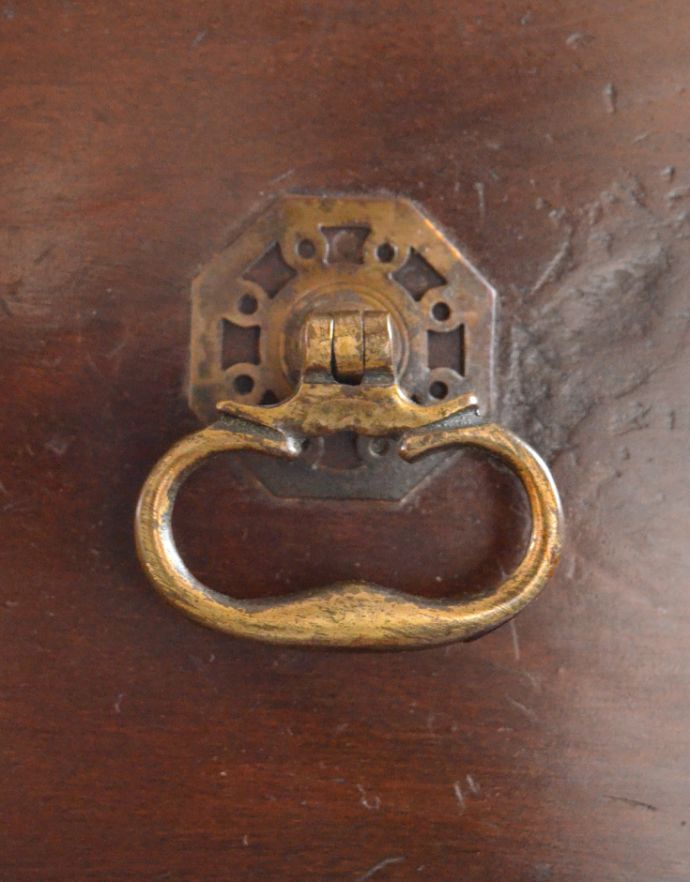 サイドバイサイド　アンティーク家具　英国インテリアのアンティーク家具、上品な美しさのアンティークドレッシングチェスト。取っ手が素敵！アンティークならではの重厚感が出ています。(m-528-f)