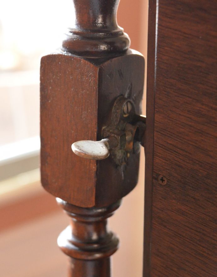 サイドバイサイド　アンティーク家具　英国インテリアのアンティーク家具、上品な美しさのアンティークドレッシングチェスト。ミラーのサイドには金具が付いています。(m-528-f)