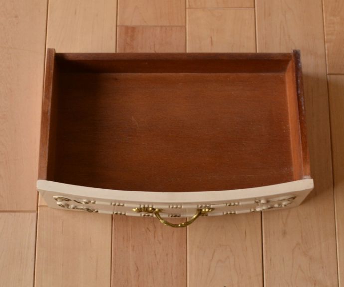 アンティークのチェスト　アンティーク家具　可愛いフレンチスタイルのアンティーク家具、スモールキャビネット（ベッドサイドチェスト）。引き出しは1杯。(m-531-f)