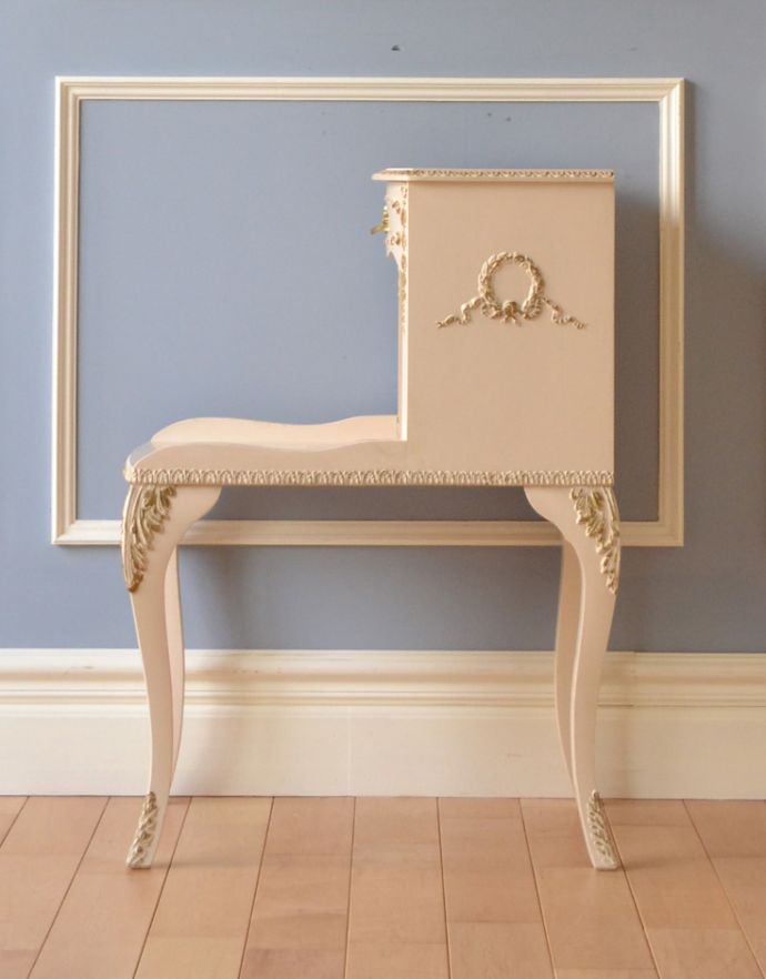 アンティークのチェスト　アンティーク家具　可愛いフレンチスタイルのアンティーク家具、スモールキャビネット（ベッドサイドチェスト）。サイドにも可愛い飾り。(m-531-f)