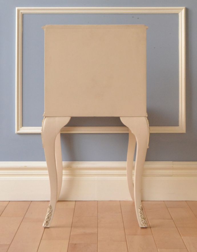 アンティークのチェスト　アンティーク家具　可愛いフレンチスタイルのアンティーク家具、スモールキャビネット（ベッドサイドチェスト）。きちんとメンテナンスしてあるので、裏側もキレイです。(m-531-f)